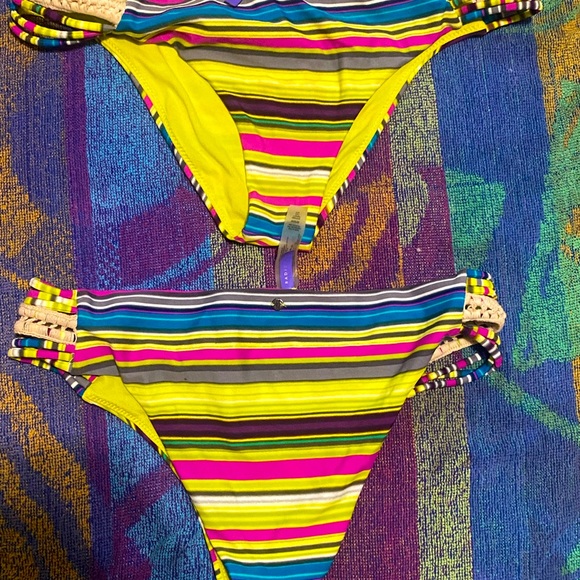 3 pieces! 2 bottoms (med and large) and Med top bikini - Picture 2 of 4